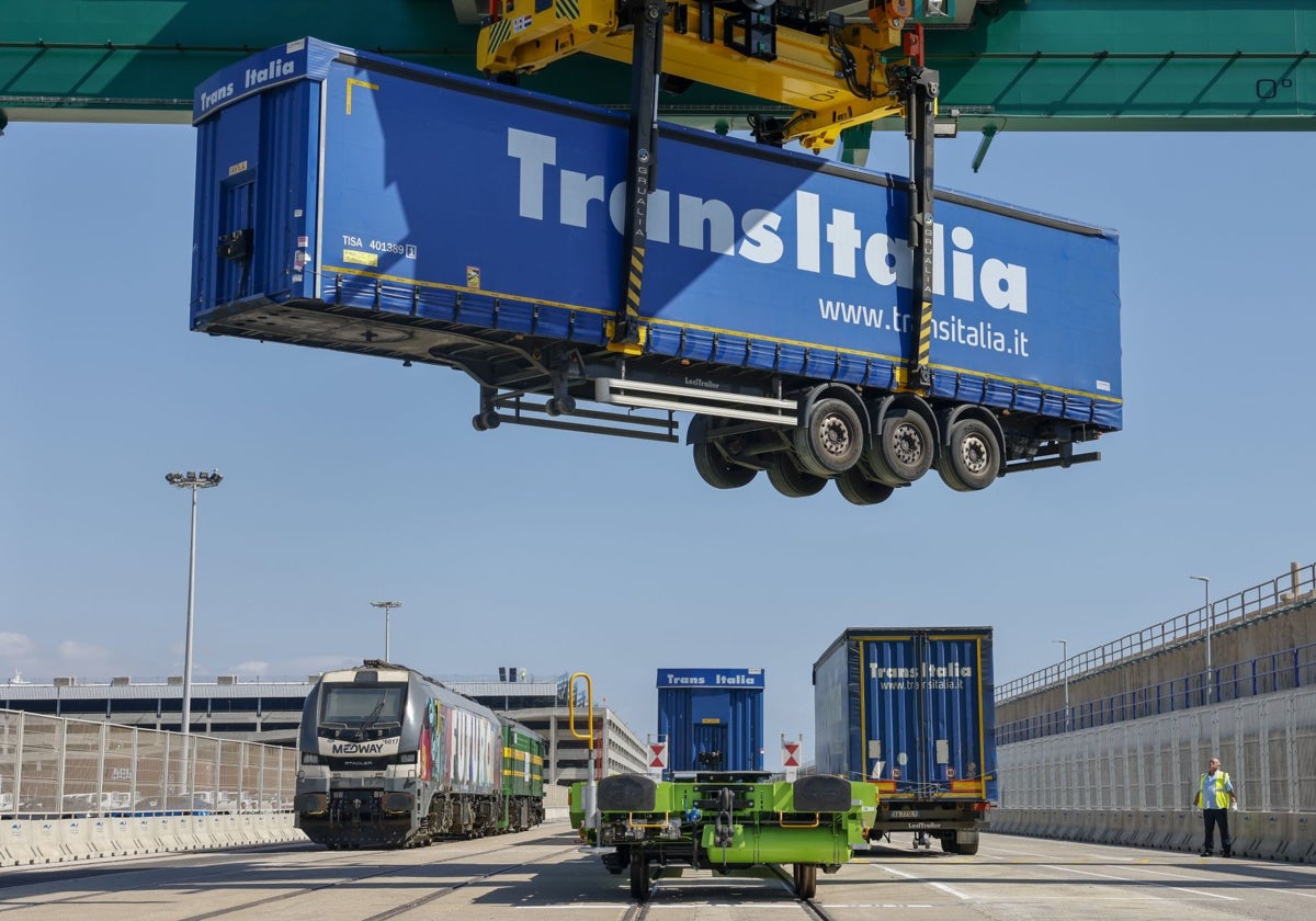 Puesta en funcionamiento de la autopista marítimo-ferroviaria Valencia-Madrid el pasado julio.