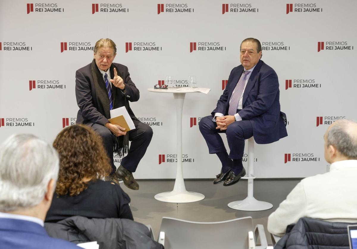 Javier Quesada, presidente ejecutivo de la Fundación de Estudios Avanzados y Vicente Boluda, presidente de AVE durante la presentación de los Premios Jaume I.