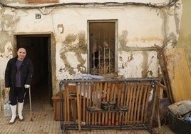 Tomás Ramos, en la puerta de la casa de sus padres, que ahora están vaciando.