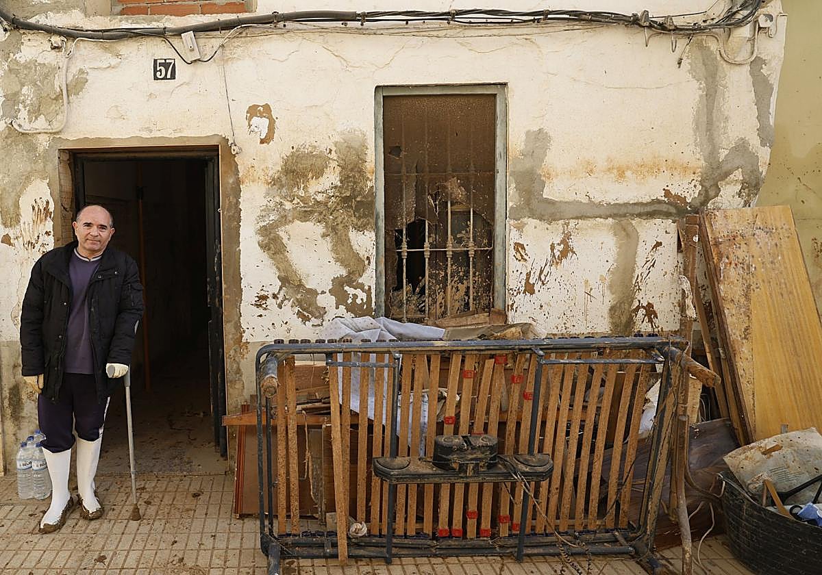 Tomás Ramos, en la puerta de la casa de sus padres, que ahora están vaciando.