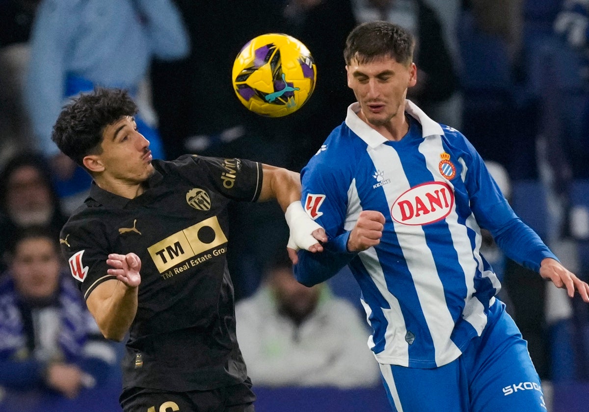 Diego López, disputa un balón contra un jugador del Espanyol .