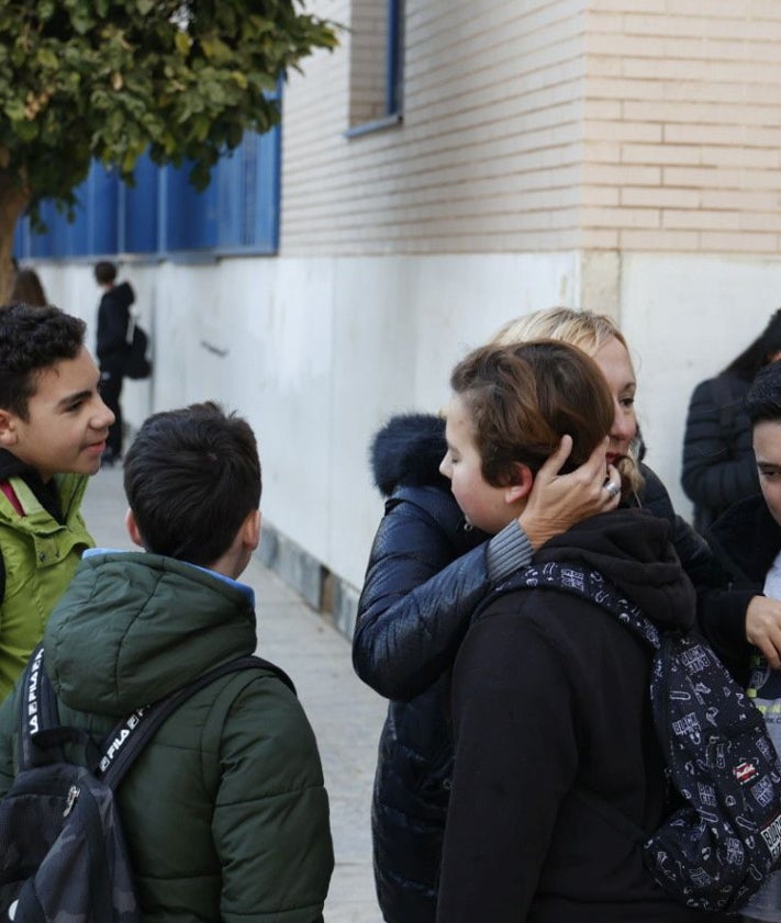 Imagen secundaria 2 - Alumnos, profesores y padres se han reencontrado este miércoles en el IES María Carbonell de Benetússer.