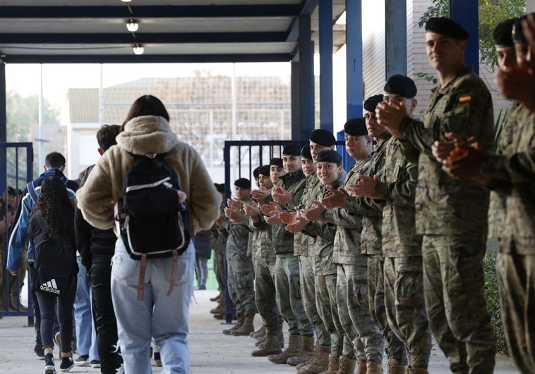 Los alumnos del IES María Carbonell de Benetússer han sido recibidos por los militares que ayudaron a limpiar el instituto.