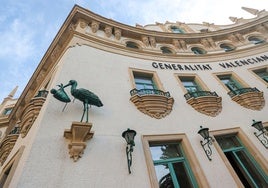 La escultura de la Cigüeña preside la fachada.