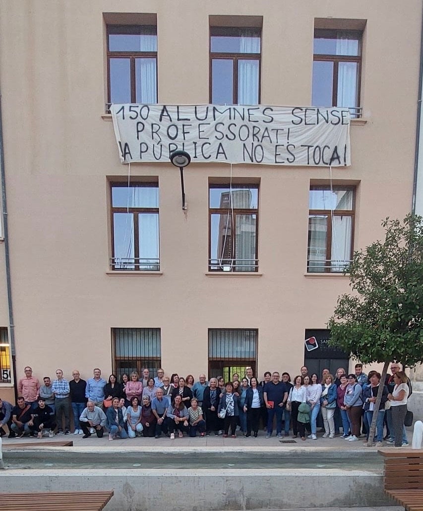 Pancarta reivindicativa instalada en la fachada del edificio del centro en los últimos meses.