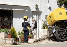 Una cartera rural acude a un domicilio.