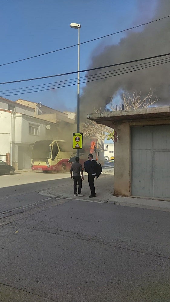 El autobús ardiendo en Villar del Arzobispo.