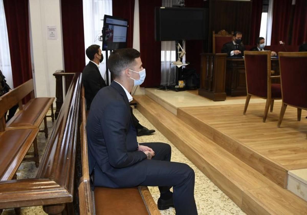 Los futbolistas, Santi Mina (d) y David Goldar (i), a los que se juzgan por una presunta agresión sexual a una mujer en Mojácar (Almería) en 2017, sentados en la sala de la Sección Tercera de la Audiencia Provincial de Almería