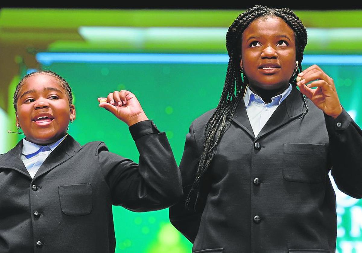 Dos niñas de San Ildefonso cantan uno de los quintos premios del sorteo durante el Sorteo Extraordinario de Navidad de la Lotería Nacional de 2023