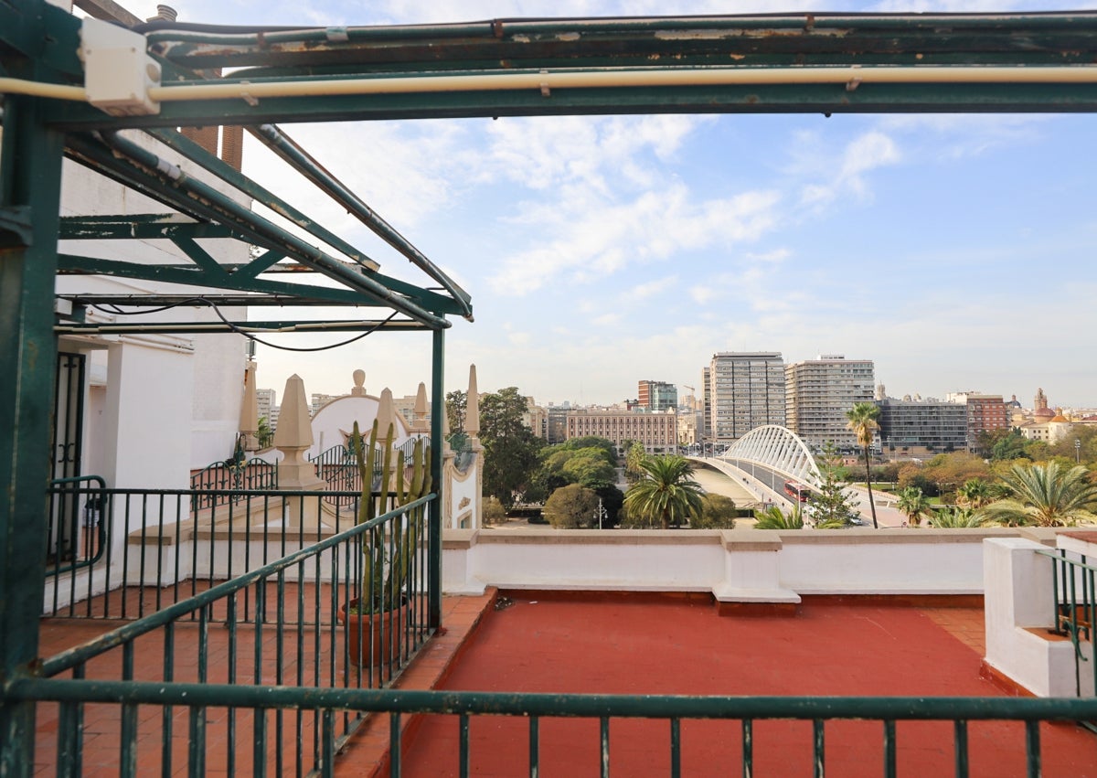 Imagen secundaria 1 - Paseo por el interior de la Cigüeña, donde nació media Valencia (y casi la otra media)