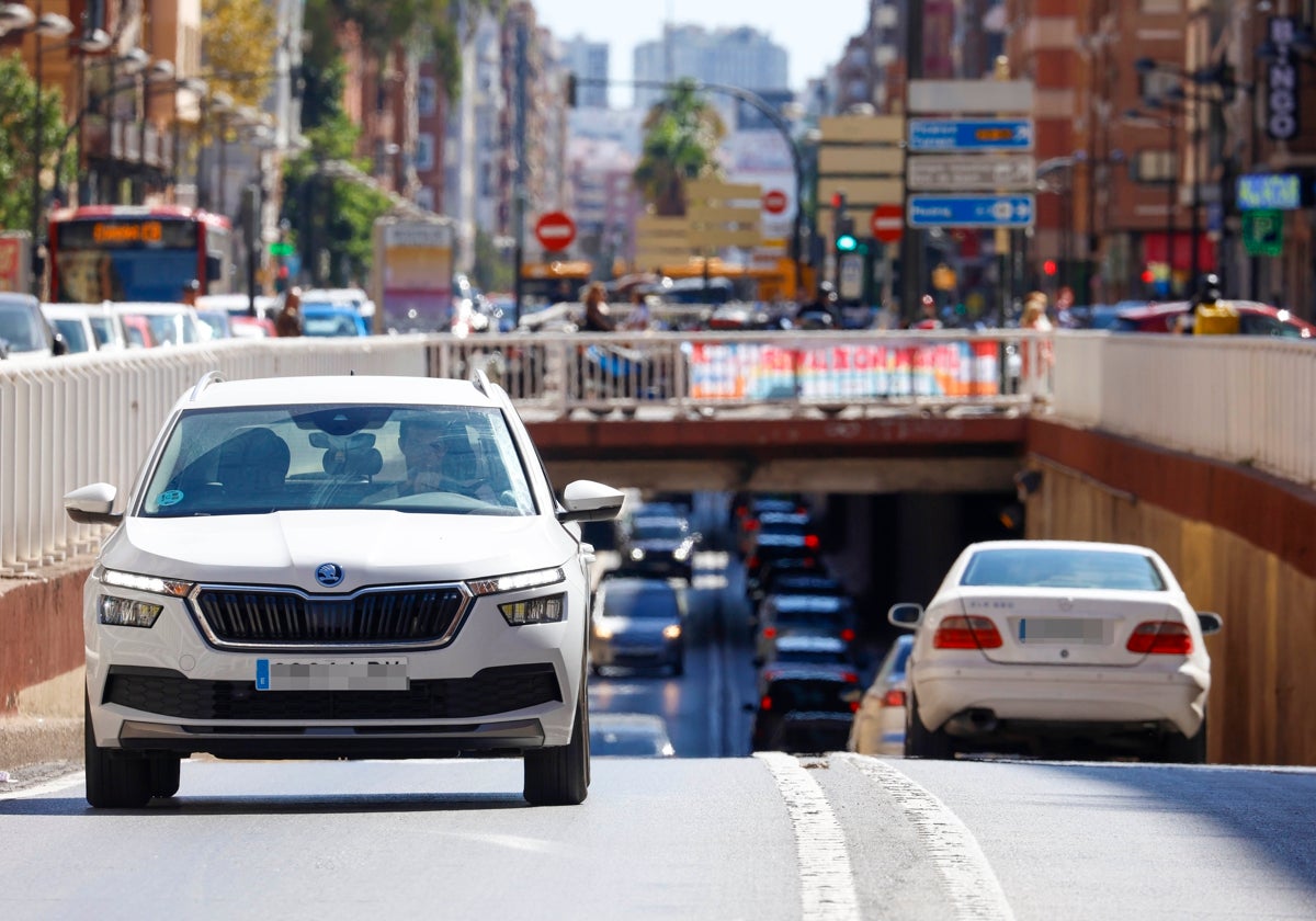 Varios coches discurren por el túnel de Pérez Galdós.