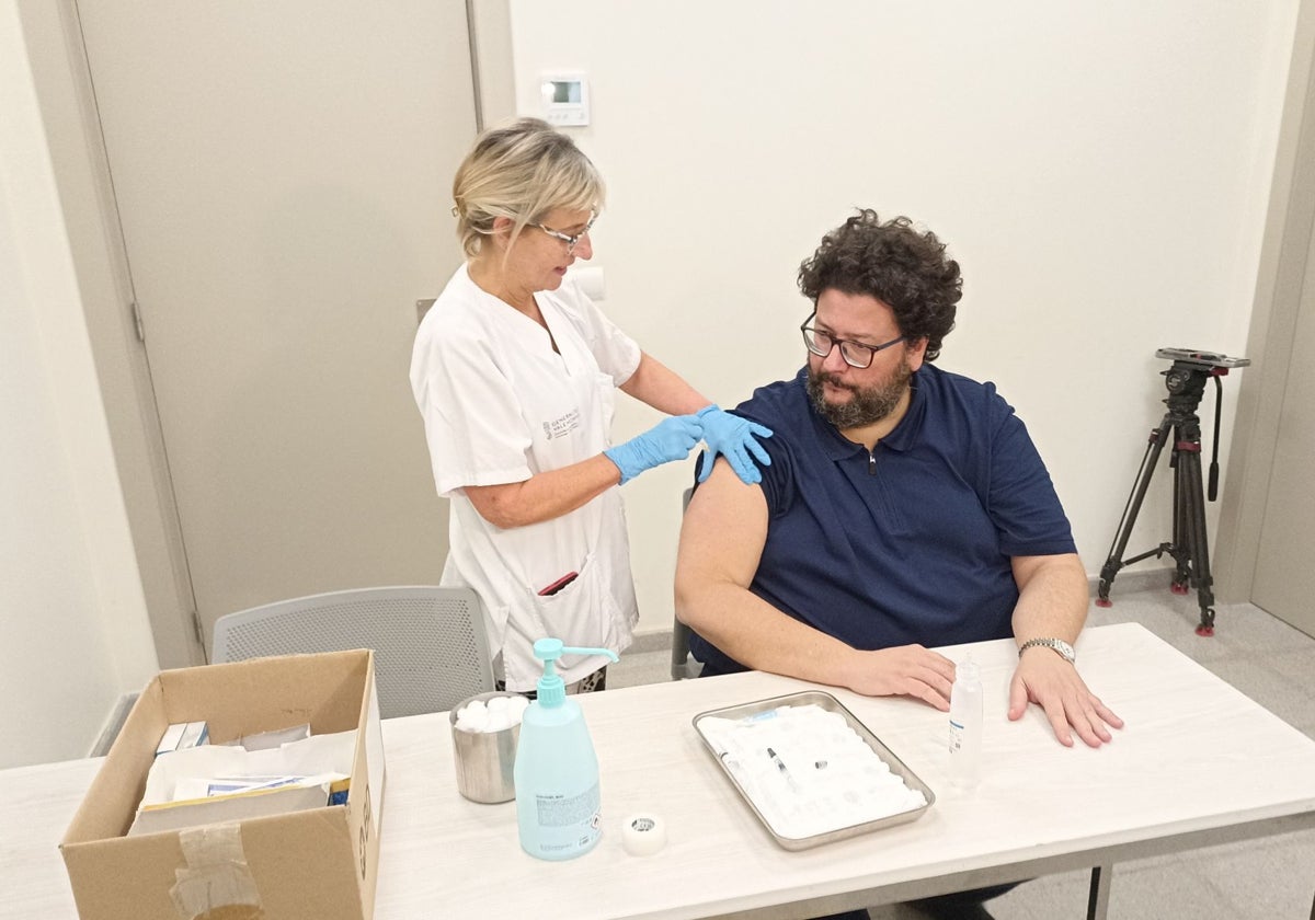 El director general de Salud Pública se ha vacunado este jueves.