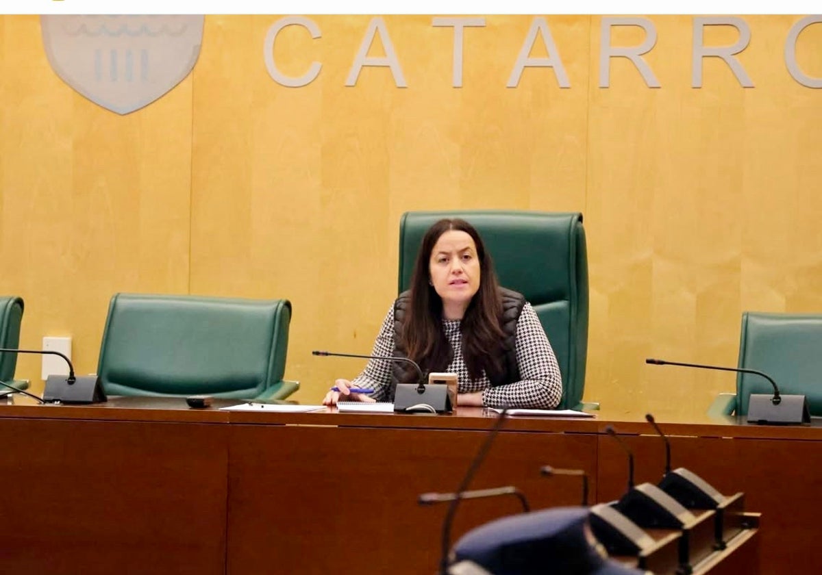 Tensión, gritos y reproches a la alcaldesa en el primer pleno de Catarroja tras la dana: «¿Por qué no avisaste?»