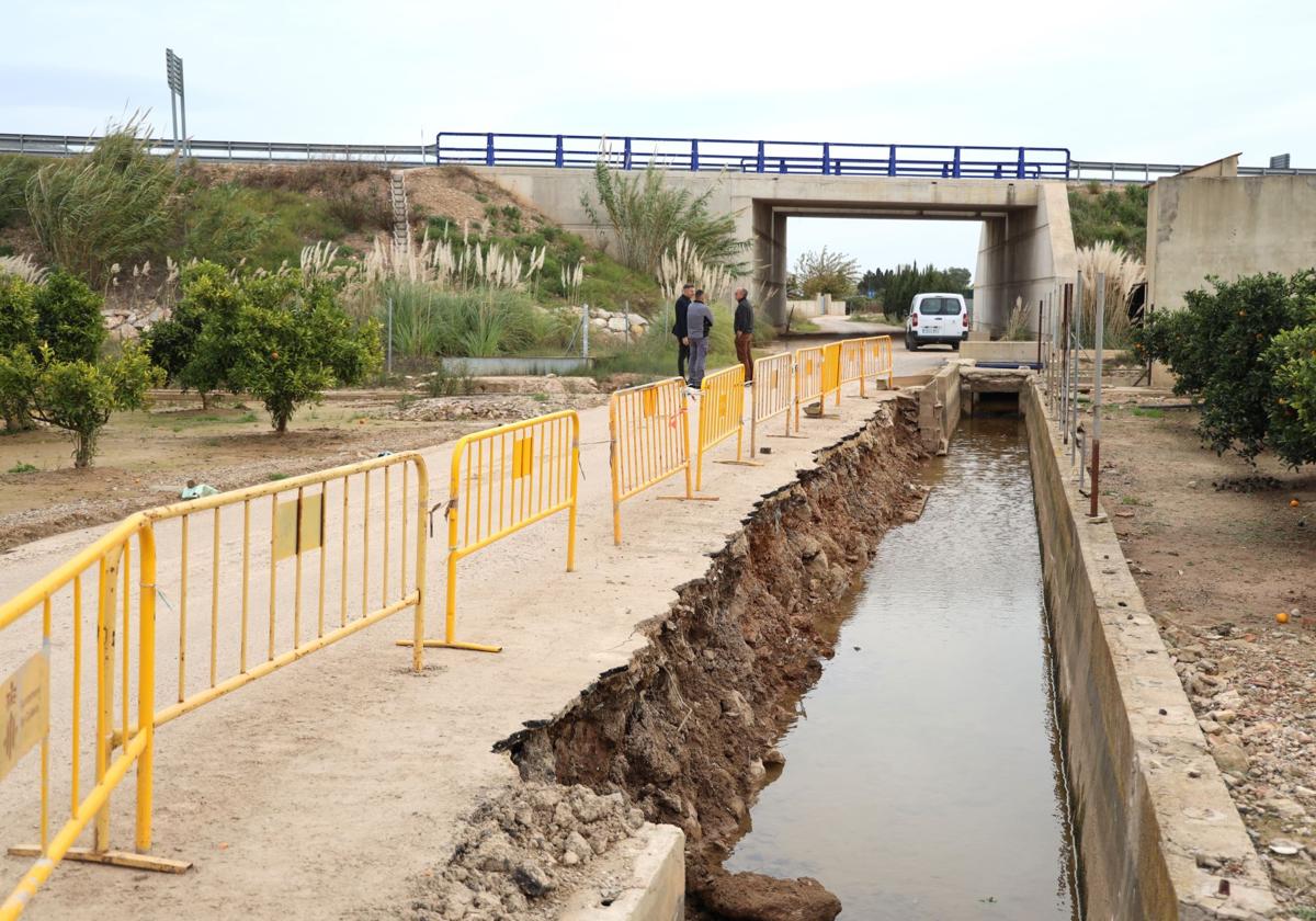 Obras en un camino rural de Cullera.