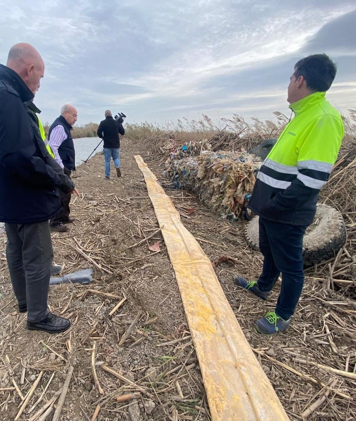 Imagen secundaria 2 - Visita del edil de Devesa-Albufera, José Gozálbez, a los trabajos de retirada de residuos en la Albufera.