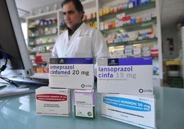 Cajas de omeprazol y otros medicamentos en una imagen de archivo.