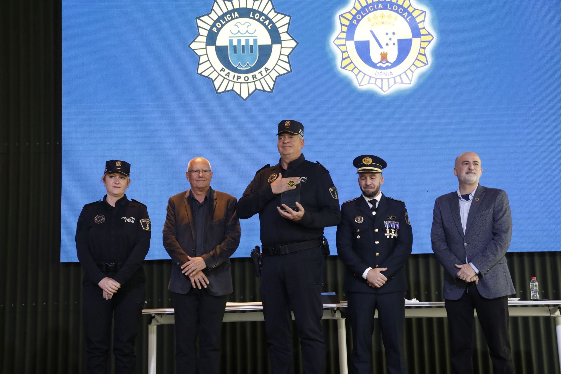 Los oficiales de Paiporta, con el detalle recibido, junto al intendente jefe de Dénia, el alcalde y el edil.