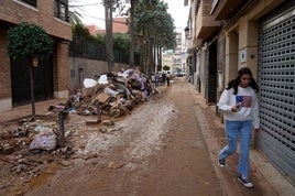 Una calle de Sedaví días después de la dana.