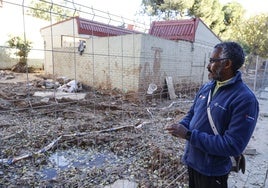 Teddy observa las instalaciones del colegio. Al fondo, lo que fue su vivienda.