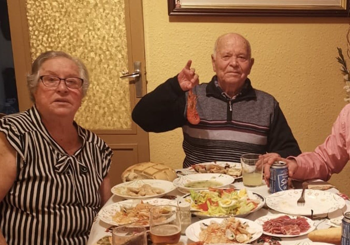 Loli y Domingo, en la última cena de Navidad, el año pasado, en la casa de Paiporta ahora arrasada.