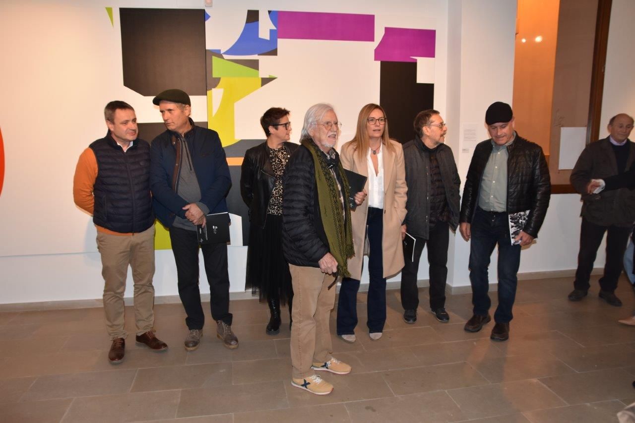 Varios de los artistas, autoridades y coordinador de la muestra, el día de la inauguración.