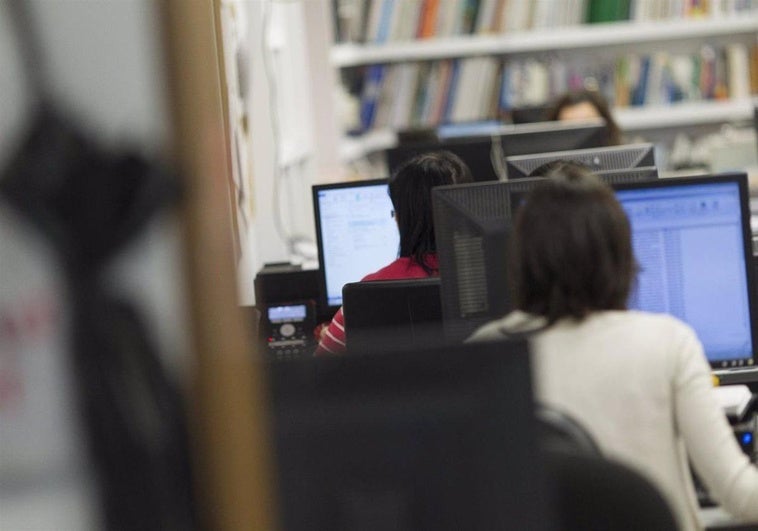 Trabajadoras de una oficina en una imagen de archivo.