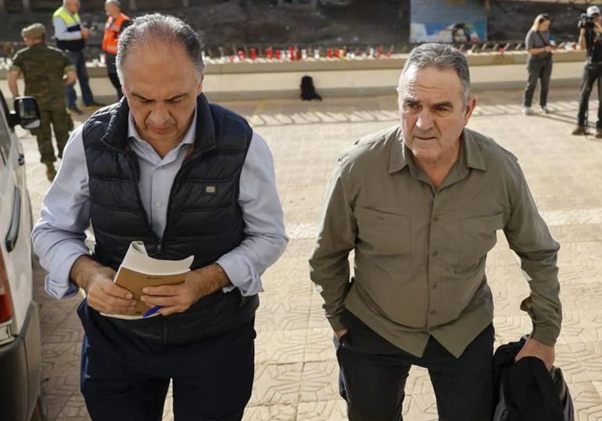 El conseller Juan Carlos Valderrama, a la izquierda de la imagen, junto al vicepresidente del Consell, Gan Pampols durante una visita a Paiporta.