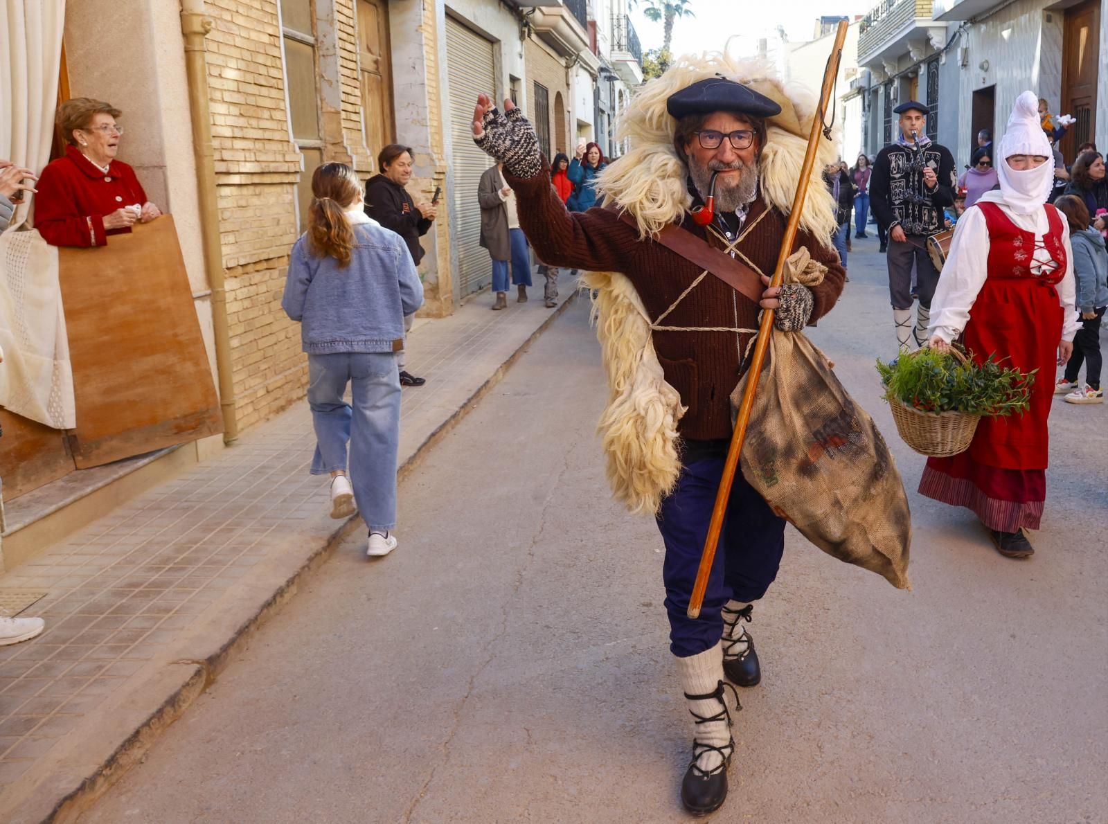 FOTOS | El Olentzero vasco reparte regalos en Massanassa