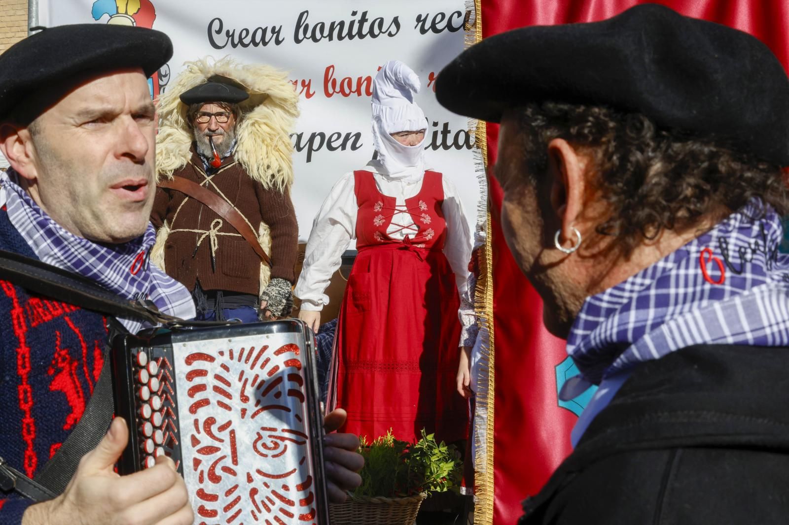 FOTOS | El Olentzero vasco reparte regalos en Massanassa