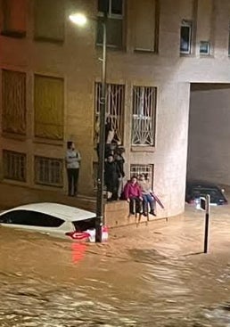 Imagen - Amparo y su hija, refugiadas junto a otros vecinos en la cornisa de la la iglesia de Sant Ramón de Paiporta.