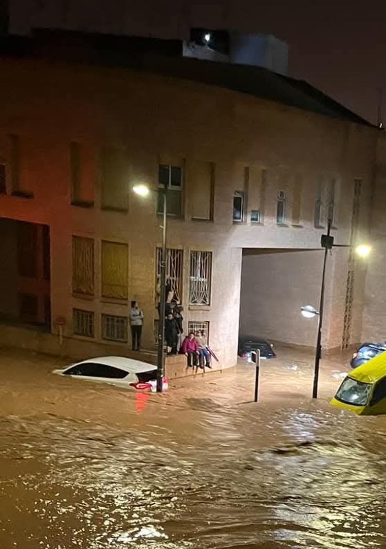 Imagen - Amparo y su hija, refugiadas junto a otros vecinos en la cornisa de la la iglesia de Sant Ramón de Paiporta.