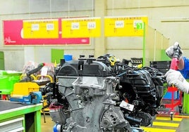 Un trabajador de Ford manipula una pieza en un taller de la planta de Almussafes.