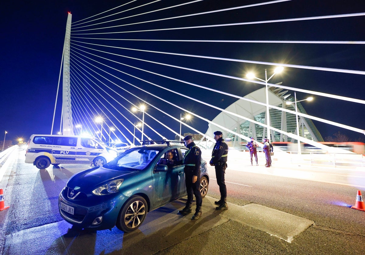 Control de la Policía Local de Valencia, este sábado de madrugada en l'Assut d'Or.