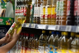 Botellas de aceite de oliva en un supermercado.