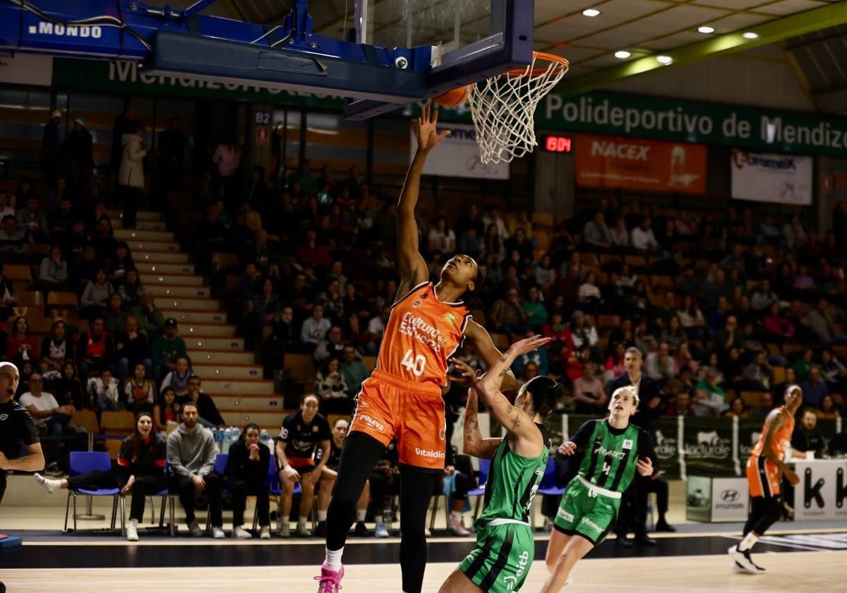 Alexander entra a canasta en el partido de ayer.