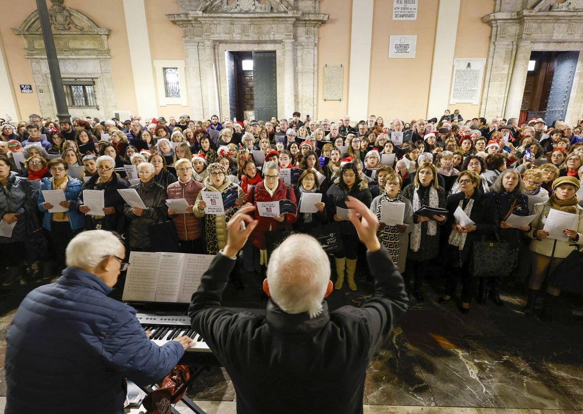 Imagen secundaria 1 - PArticipaciónde las corales, en el centro de Valencia.