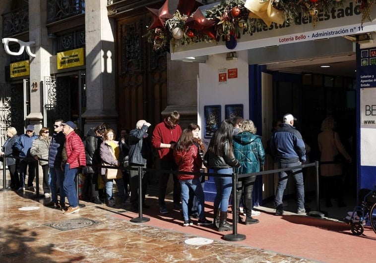 Cola para comprar lotería en una administración de Valencia.