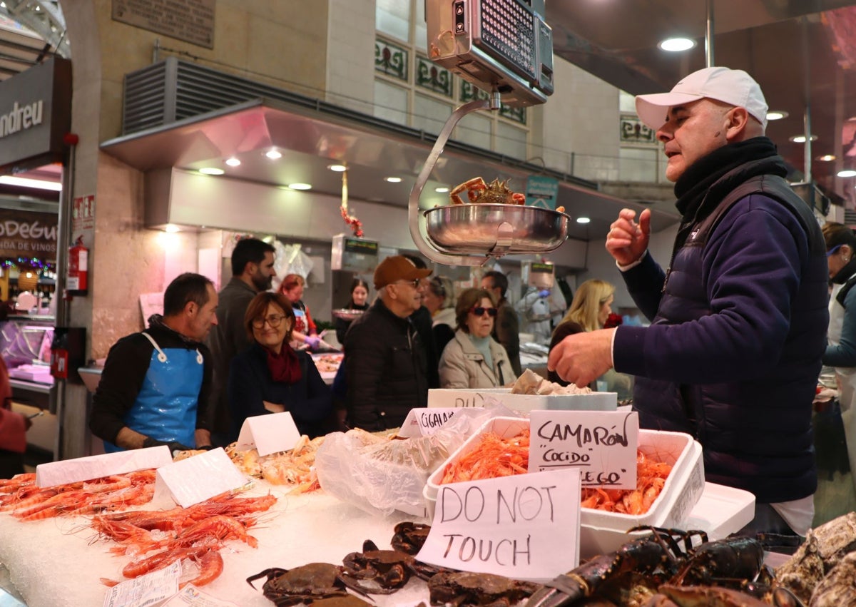 Imagen secundaria 1 - Paradas y pasillos del Mercado CentraL, llenos de clientes.