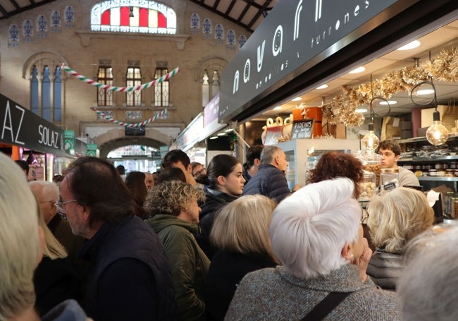 Clientes, en las paradas del Mercado Central.