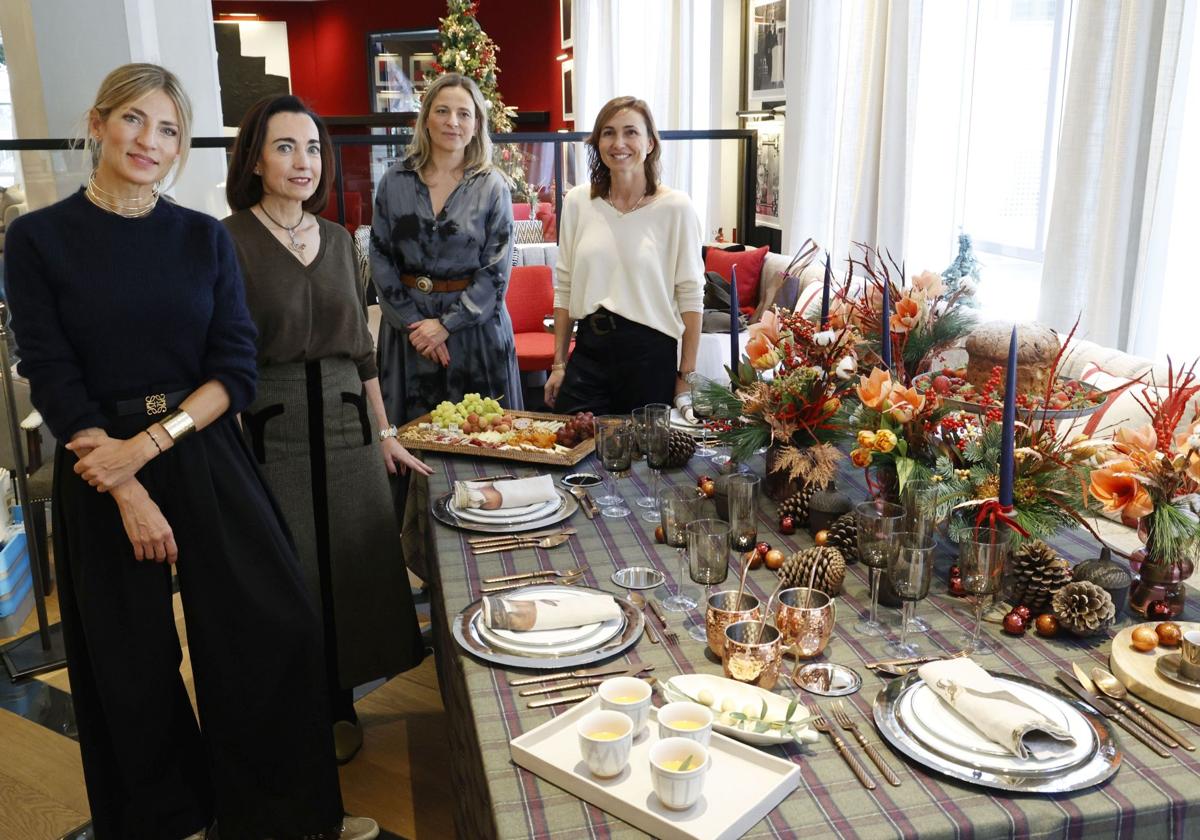 Lorena Oliver, María González, Claudia Bonet y Bárbara Jiménez de la Iglesia, ante la mesa preparada para las fiestas navideñas en el restaurante del Hotel Estimar.