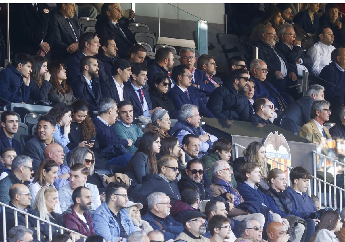 La presidenta Layhoon Chan, con gafas de sol, preside el palco de Mestalla.