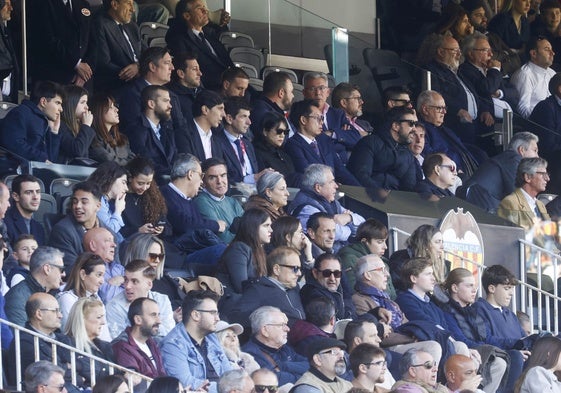 La presidenta Layhoon Chan, con gafas de sol, preside el palco de Mestalla.