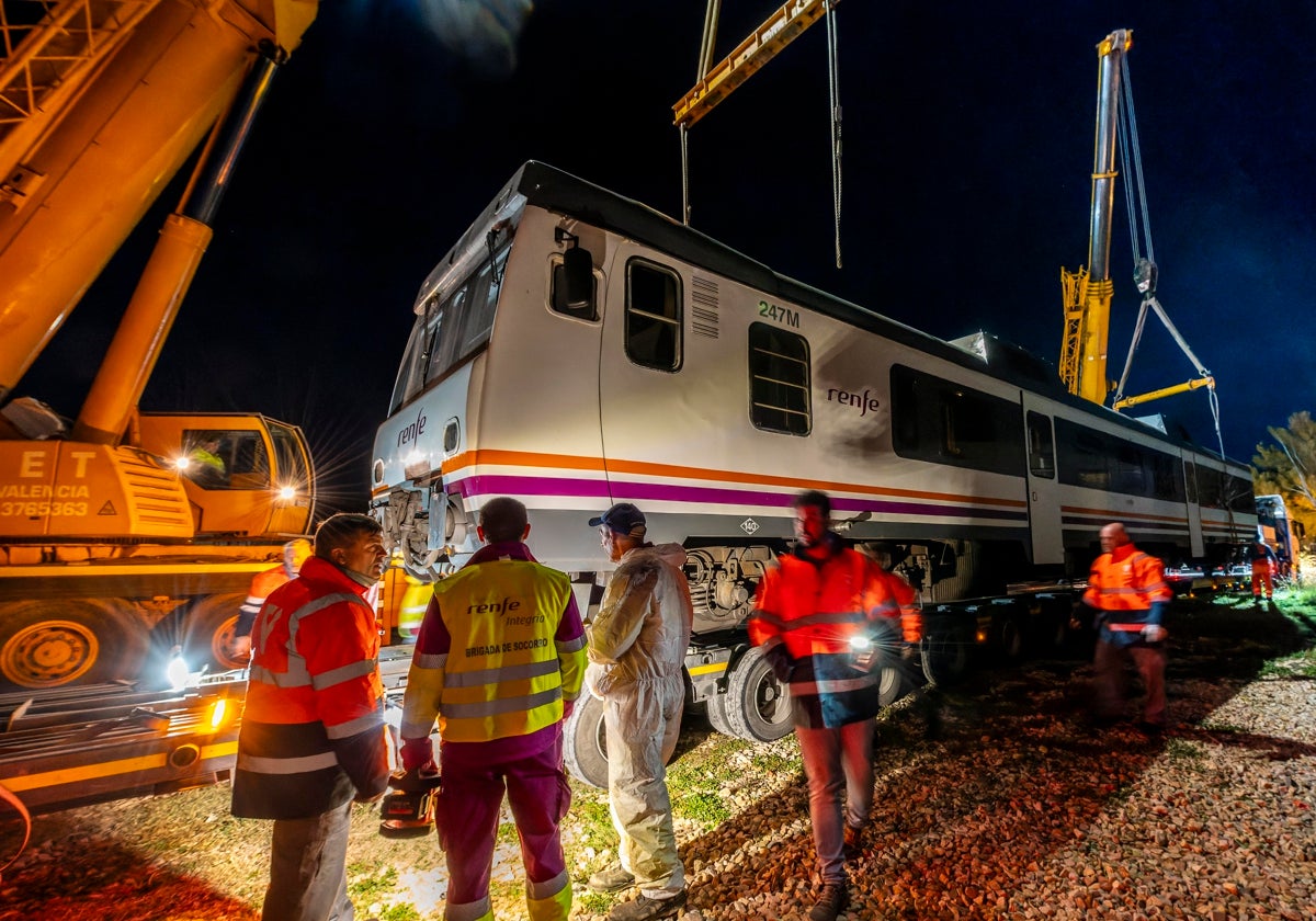 Renfe traslada por carretera cuatro trenes para recuperar todo el parque de Cercanías