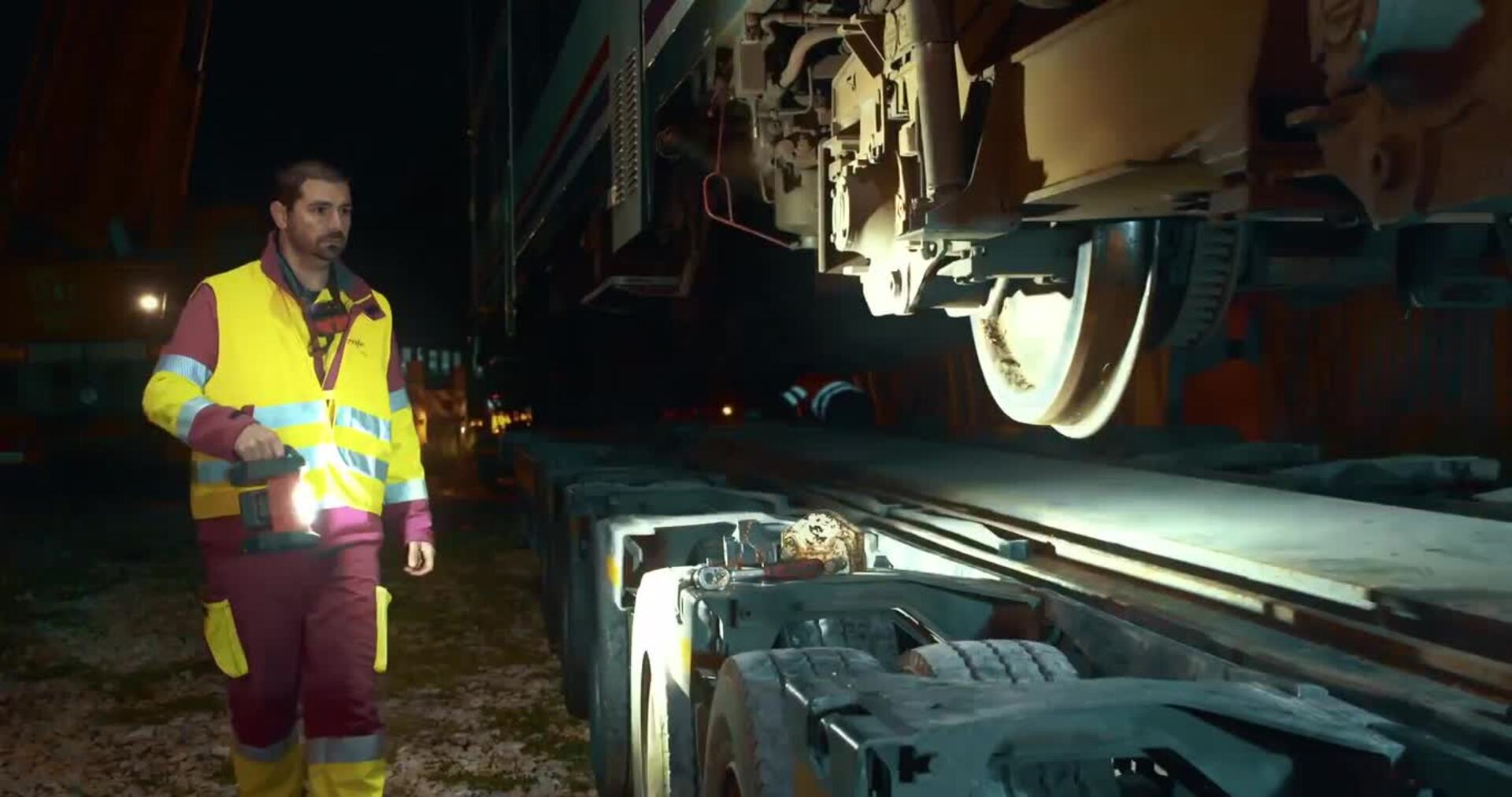 Renfe traslada por carretera cuatro trenes para recuperar todo el parque de Cercanías