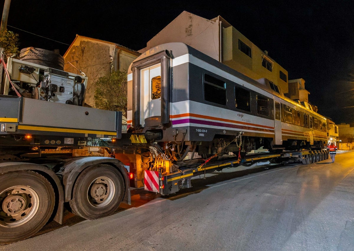 Imagen secundaria 1 - Renfe traslada por carretera cuatro trenes para recuperar todo el parque de Cercanías