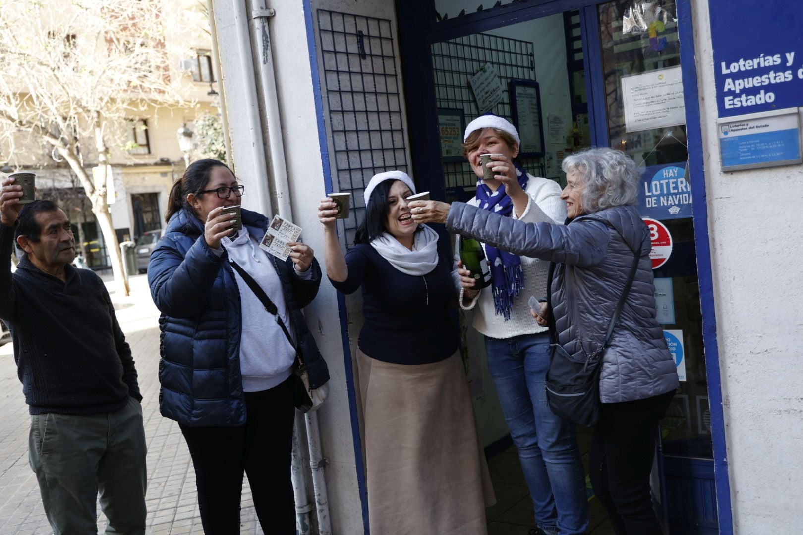 Valencia celebra el 5º premio, vendido en Matías Perelló