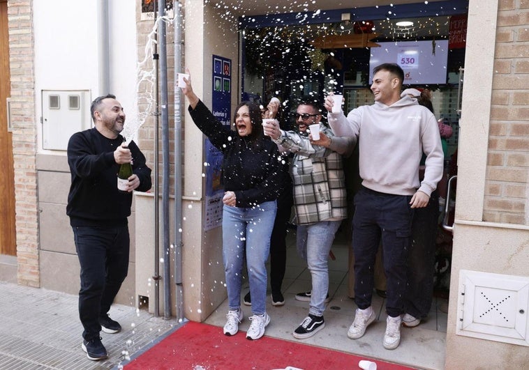 Vecinos de Alfara del Patriarca celebran el segundo premio de la Lotería de Navidad.