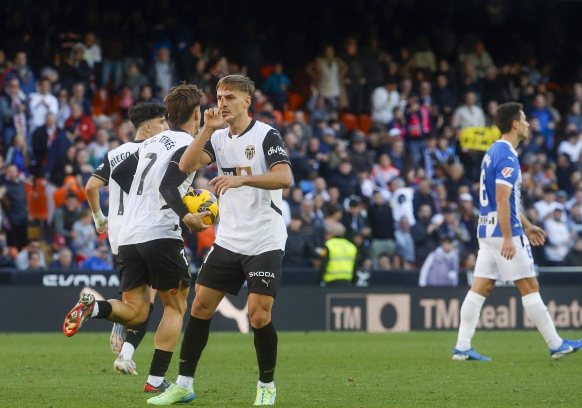 Dani Gómez celebra el 2-2 mientras Canós se dirige con el balón al círculo cnetral.