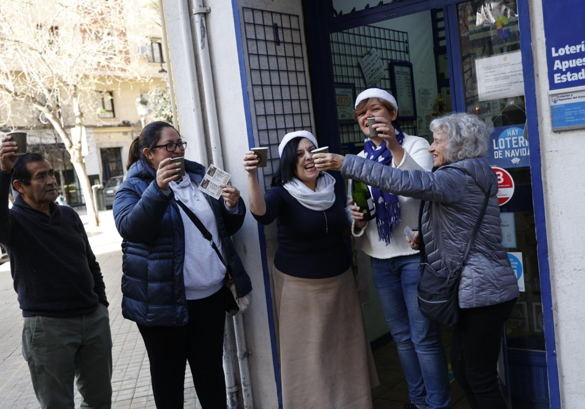 La administración de la calle Matías Perelló ha repartido dinero con el quinto premio.