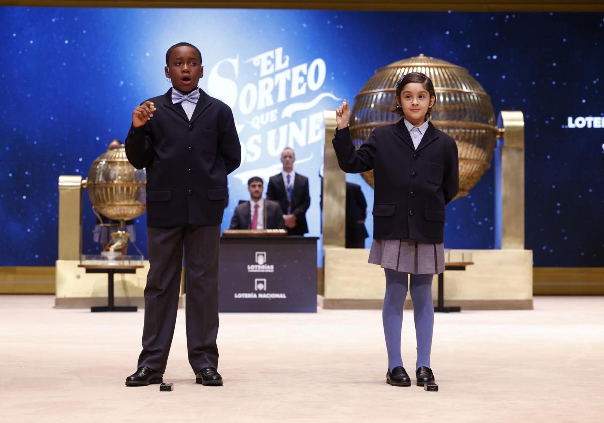 Dos de los niños de San Ildefonso que han cantado premios.